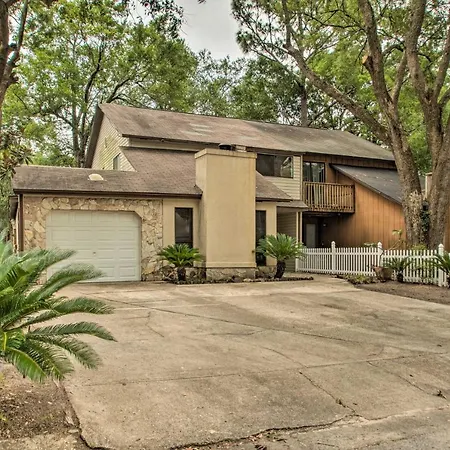 2-Story Pensacola Home With Game Room And Private Yard